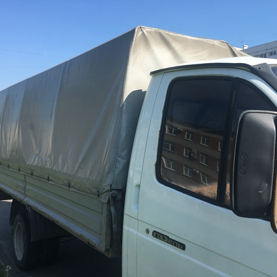 Газель с серым крытым кузовом