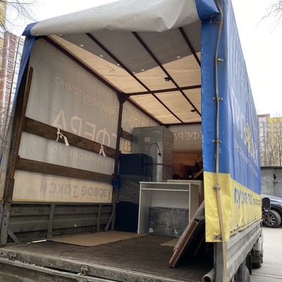 Белый стол стоит в кузове газели