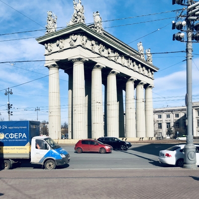 Грузовое такси едет по городу
