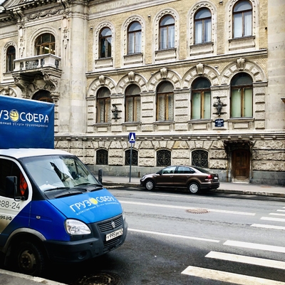 Брендированная газель перед пешеходным переходом в спб